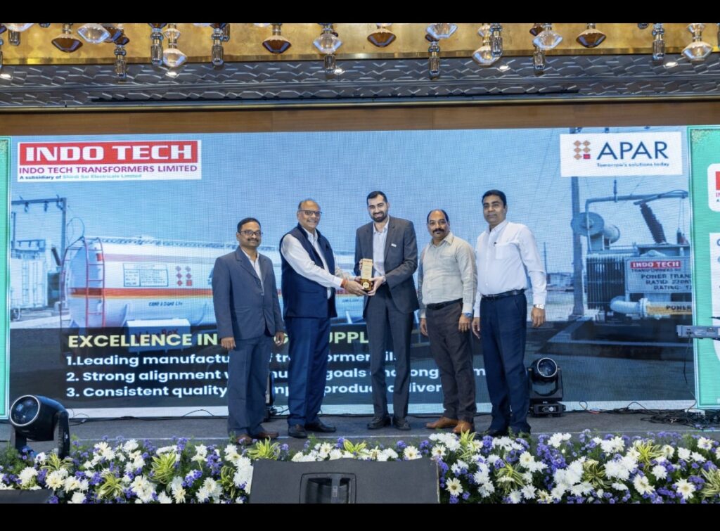 APAR representative receiving POWEROIL Transformer Oil award at Indo Tech Transformers ceremony